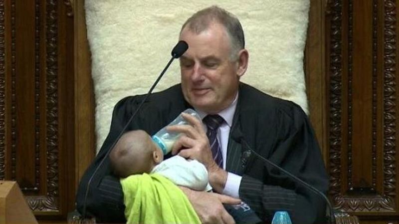 У Новій Зеландії спікер парламенту вів засідання і годував немовля. Відео