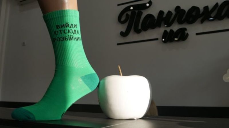 У Житомирі пошили шкарпетки з цитатами Зеленського