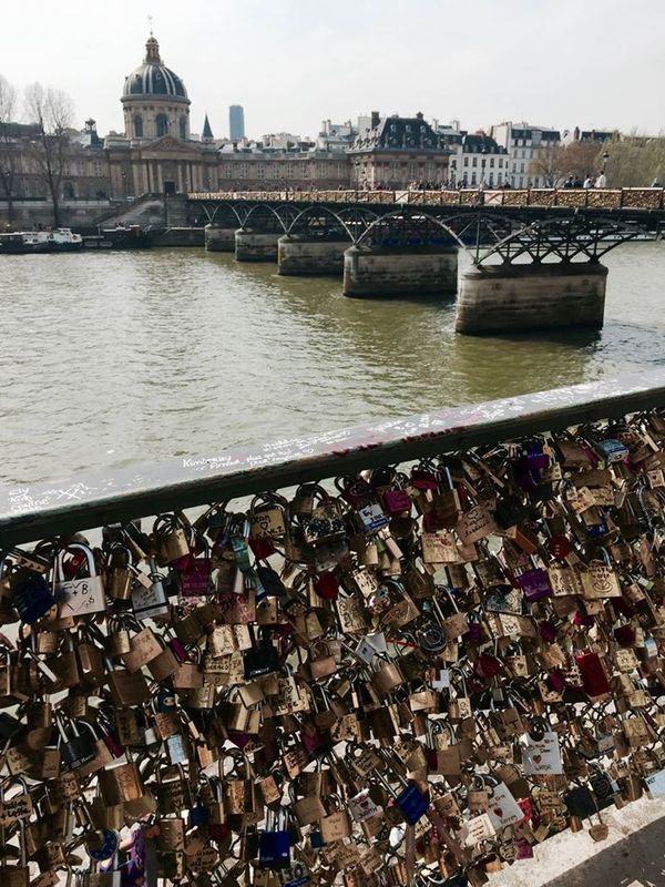 Замочки кохання прибрали з мостів у Парижі