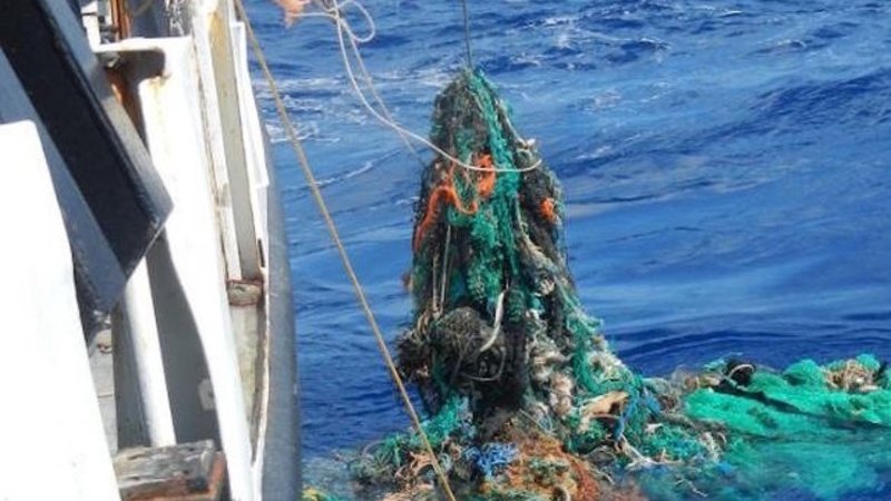 З Тихого океану дістали понад 40 тонн пластику