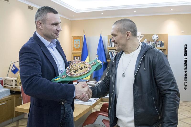 Віталій Кличко подарував Усику символічний пояс WBC