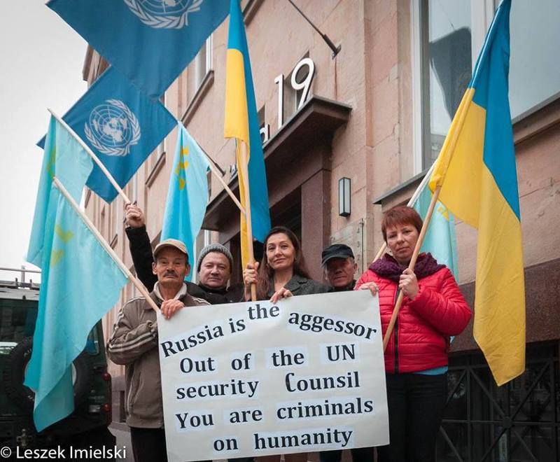 Українці та кримські татари пікетували резиденцію ООН у Варшаві