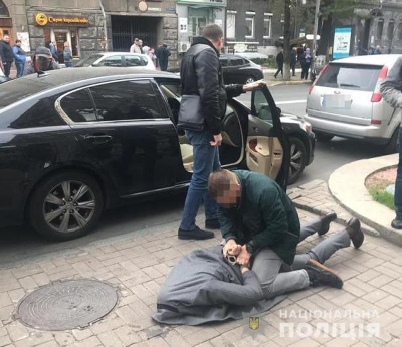 У Києві затримали головного спеціаліста НБУ на хабарі у 50 тисяч доларів
