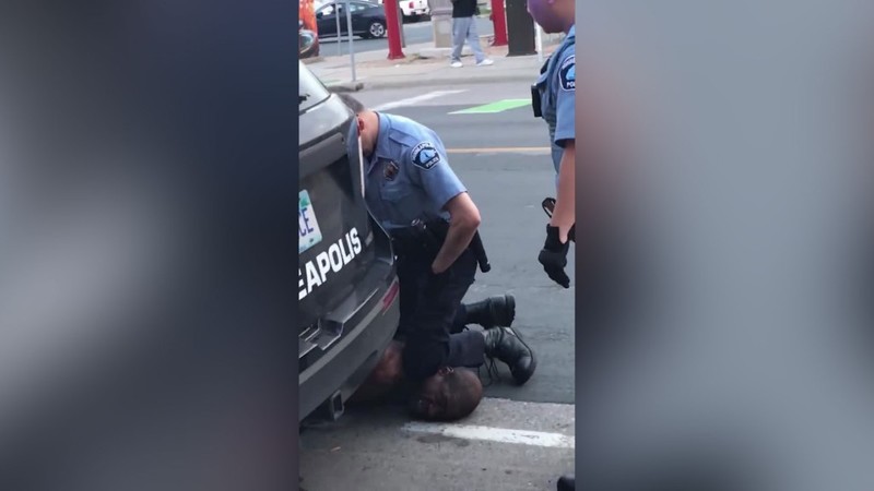 У Міннеаполісі копи задушили чоловіка, який благав про допомогу. Відео
