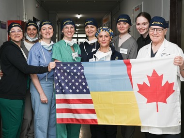 Американські і канадські хірурги прооперували 32 українців із травмами обличчя і шиї