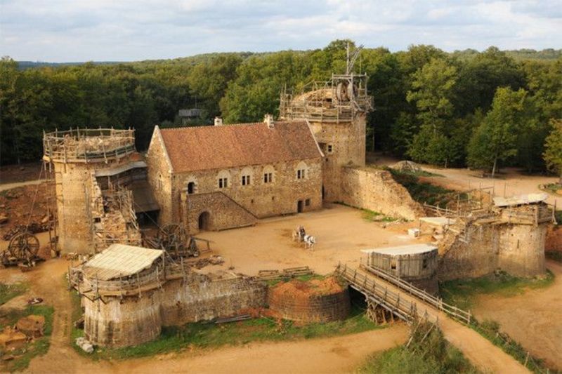 Французи 20 років будують замок за технологіями XII століття