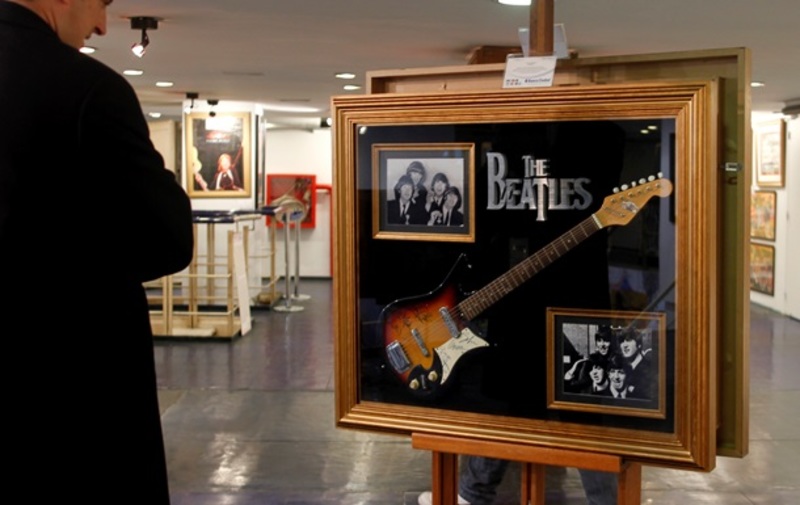 Гітару, яку загубив Джон Леннон, виставлять на аукціон