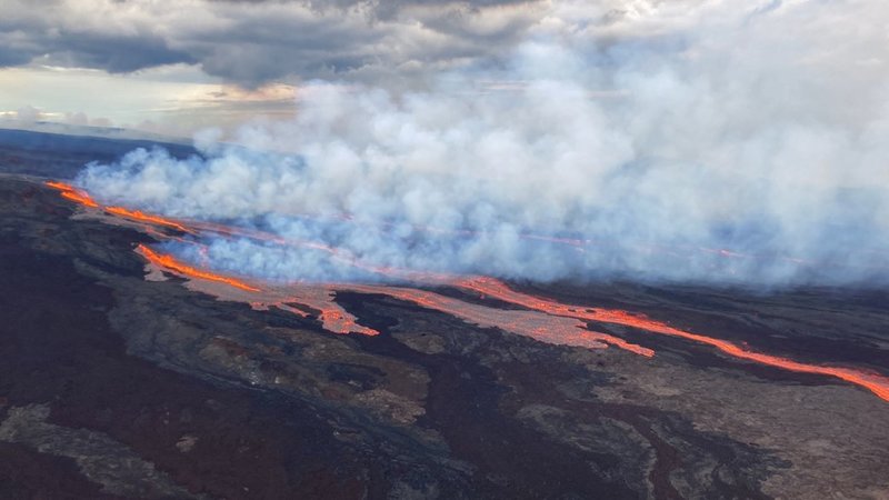На Гаваях почав вивергатися найбільший вулкан у світі