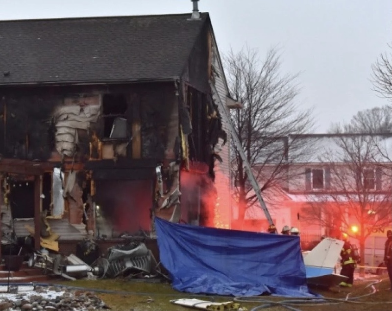 У США літак впав на житловий будинок