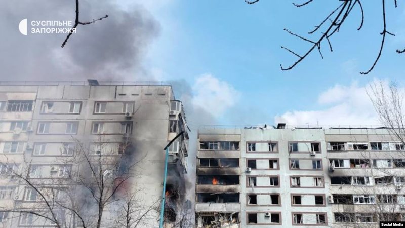 Росіяни вдарили по багатоповерхівці в Запоріжжі: Зеленський оприлюднив відео влучання