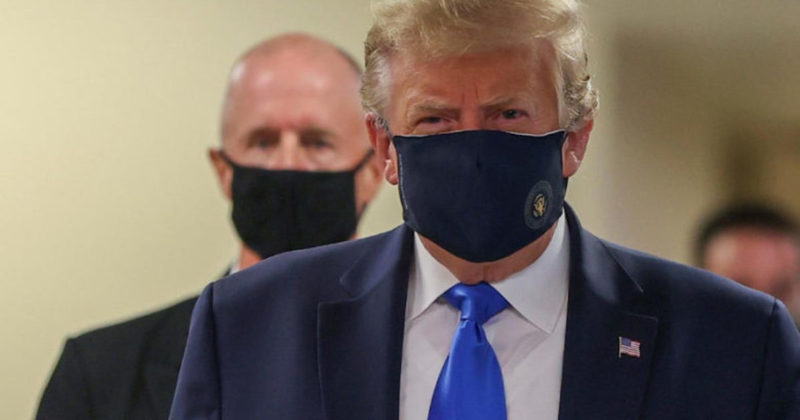 Дональд Трамп уперше з'явився у захисній масці