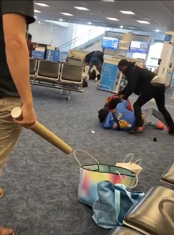 Бійка в аеропорті: пасажири побилися через брак місць. Відео 18+