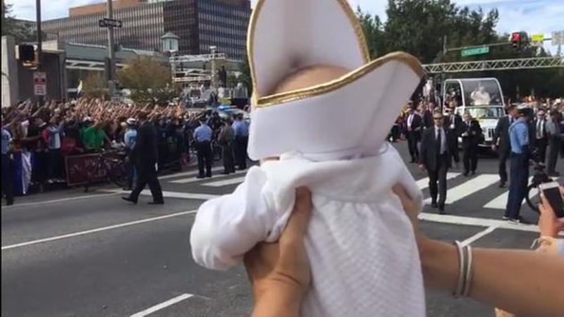 На параді у Філадельфії Папа Франциск благословив ... міні-Папу (відео)