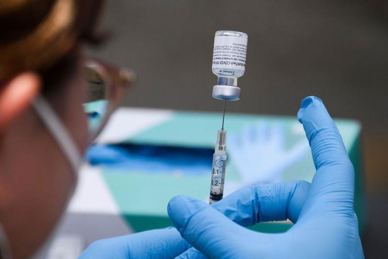 FDA дозволило вводити третю дозу вакцини проти коронавірусу: але не всім