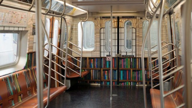 В метро Нью-Йорка створили онлайн-бібліотеку