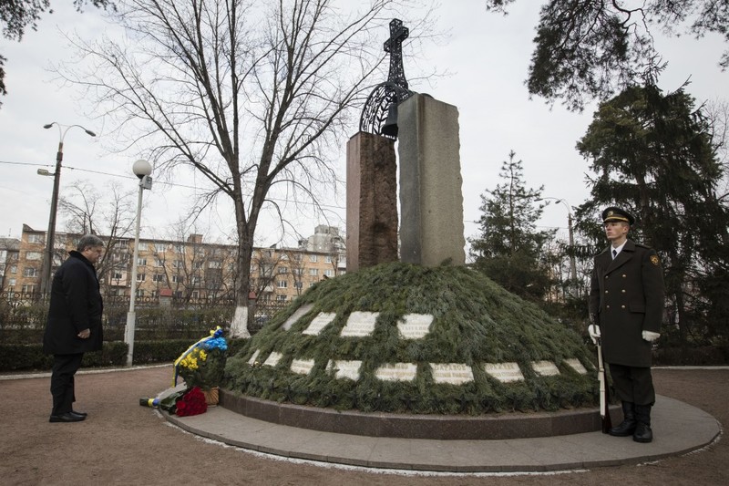 Порошенко вшанував пам’ять героїв Чорнобиля