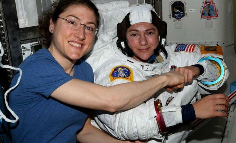 Вперше в історії жінки-астронавтки здійснили вихід у відкритий космос