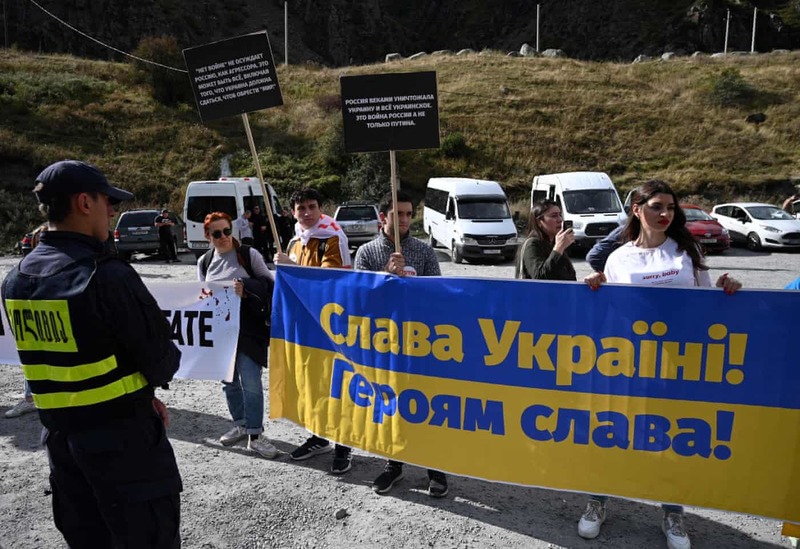 На кордоні з Грузією росіян «зустрічають» з українськими прапорами