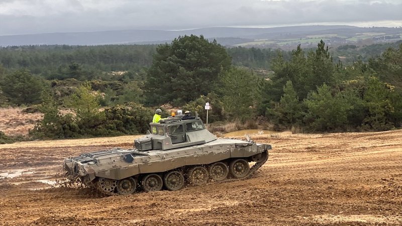 Українські військові завершили навчання на танках Challenger 2 у Британії