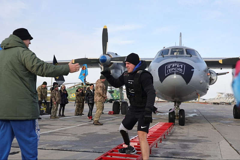 Рекорд України: ветеран АТО з ампутованою ногою протягнув літак