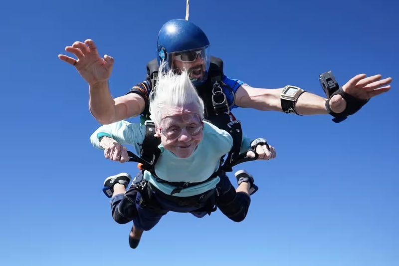 У Іллінойсі 104-річна жінка стрибнула з парашутом: вона може встановити світовий рекорд