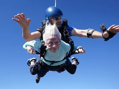 У Іллінойсі 104-річна жінка стрибнула з парашутом: вона може встановити світовий рекорд