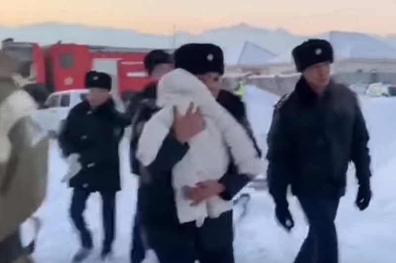 Авіакатастрофа в Казахстані: на місці падіння літака врятували немовля. Відео