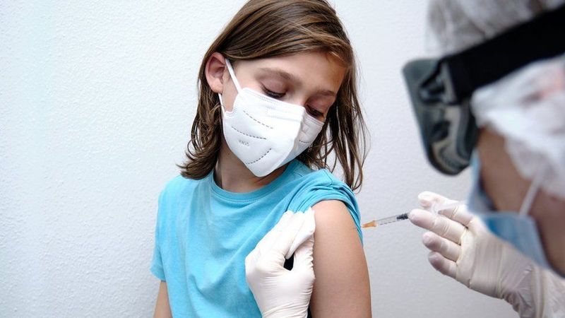 FDA дозволило бустерне щеплення підлітків вакциною Pfizer