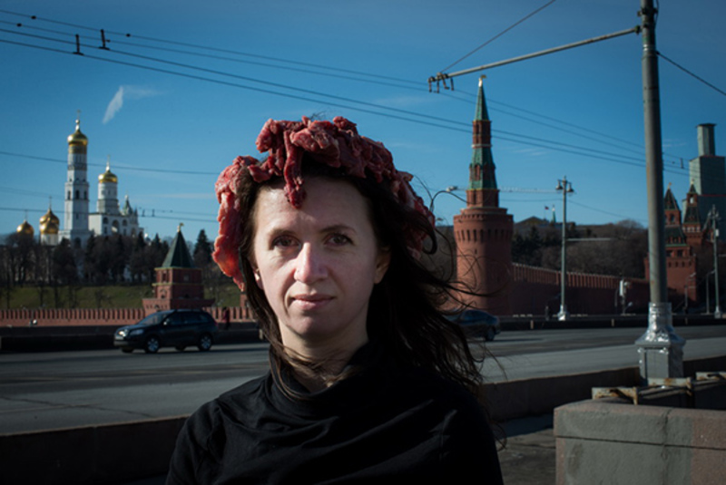 М'ясо по-українськи: Киянка влаштувала акцію протесту біля Кремля
