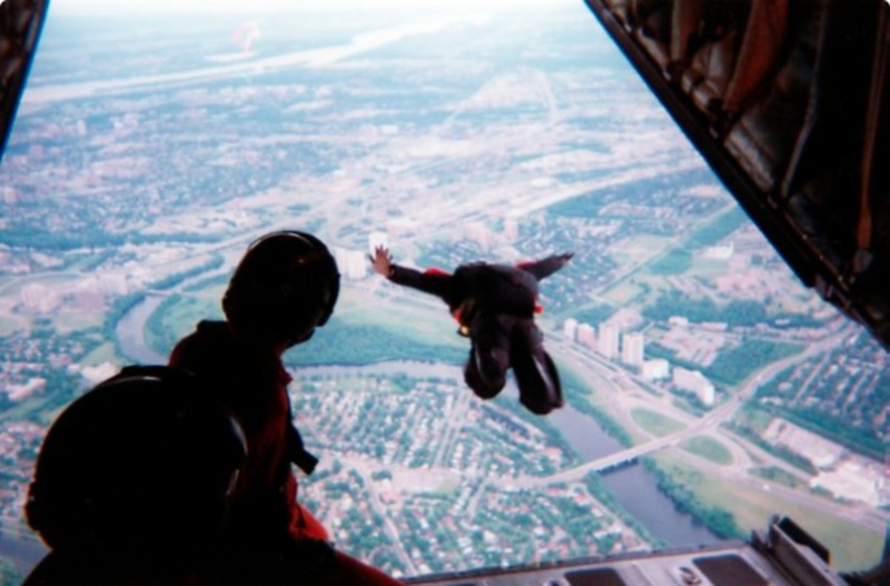 Українка стрибне з парашутом, щоб зібрати кошти на поранених