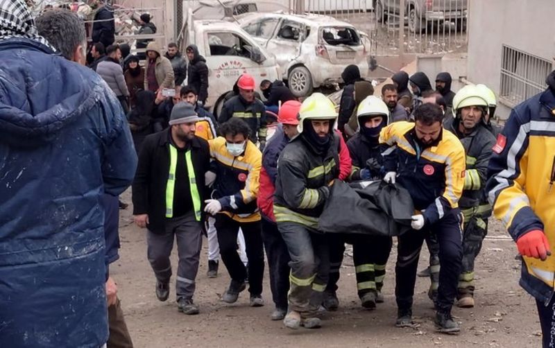 Через землетрус на півдні Туреччини загинули понад 900 людей