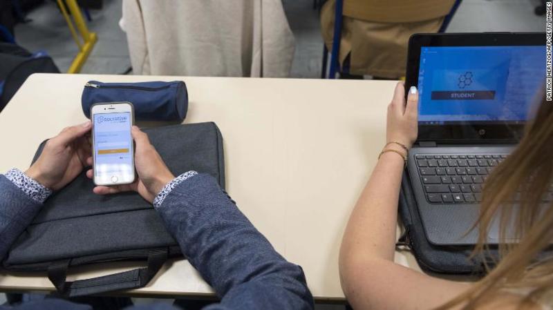У Франції заборонили смартфони у школах