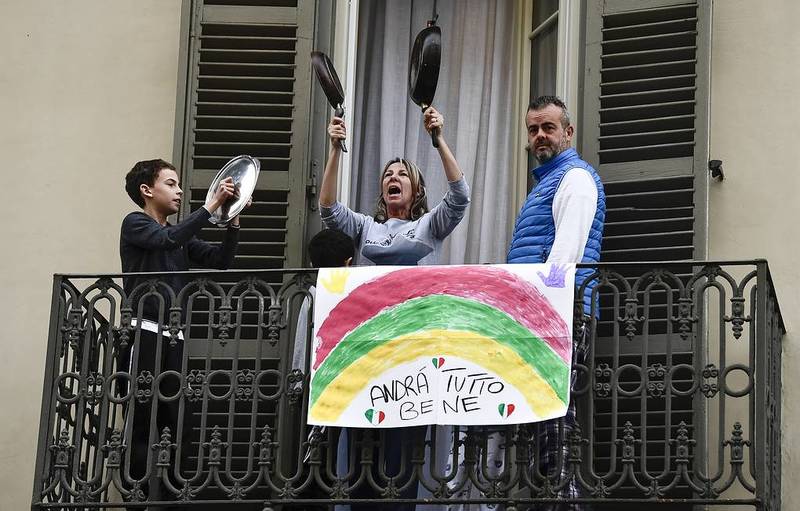 Карантин по-італійські: жителі Італії співають та танцюють на балконах