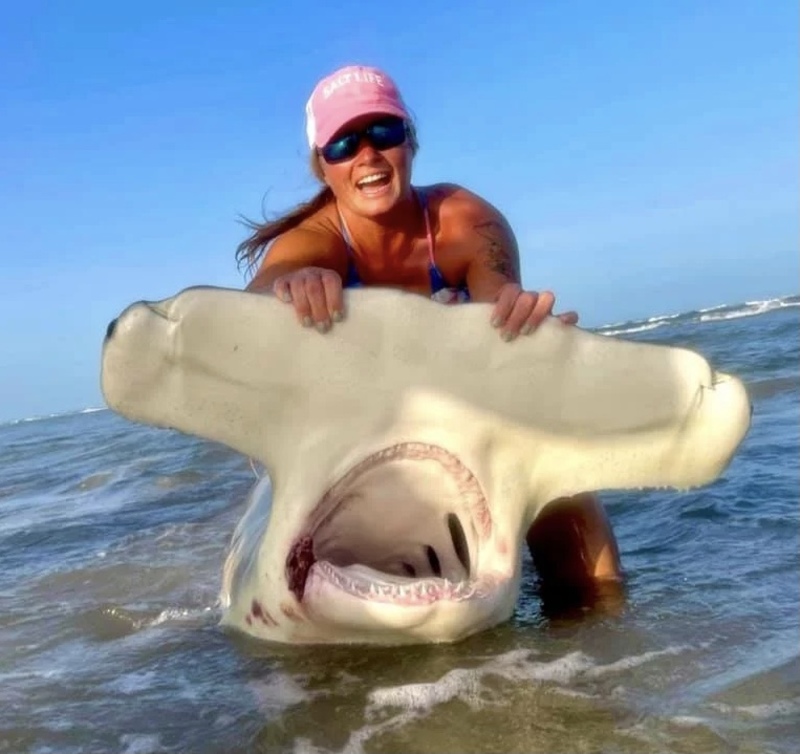 Жителька Техасу зловила гігантську акулу-молота на вудку