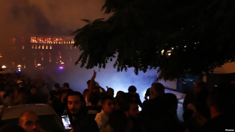 Загострення у Карабаху: протестувальники почали штурм будівлі уряду в Єревані