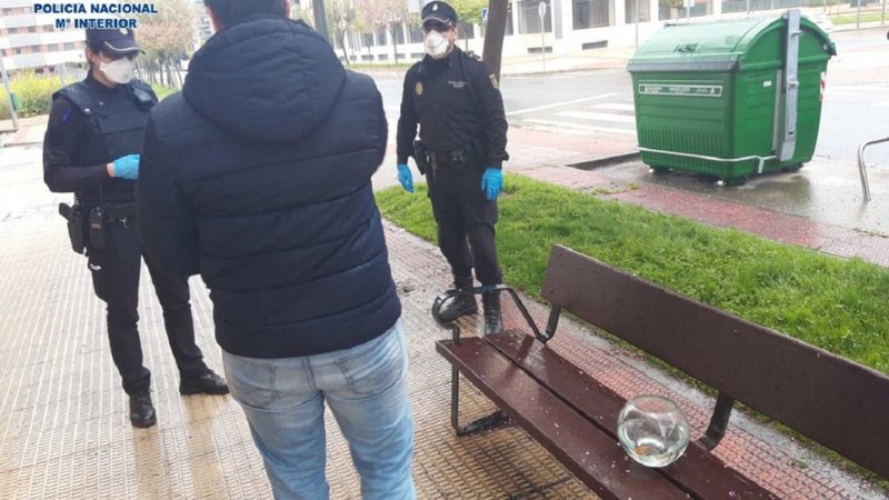 В Іспанії заарештували порушника карантину. Він вигулював рибку