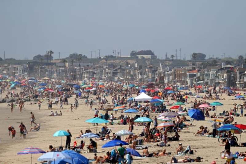 Жителі Каліфорнії заполонили пляжі
