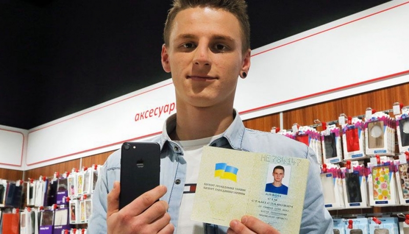 Світ відреагував на українця, що змінив ім'я на "Айфон Сім"