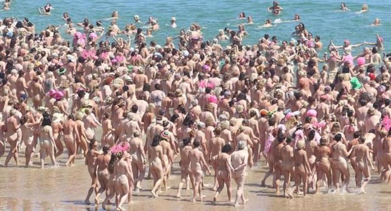 Сотні голих жінок викупалися в морі заради боротьби з раком