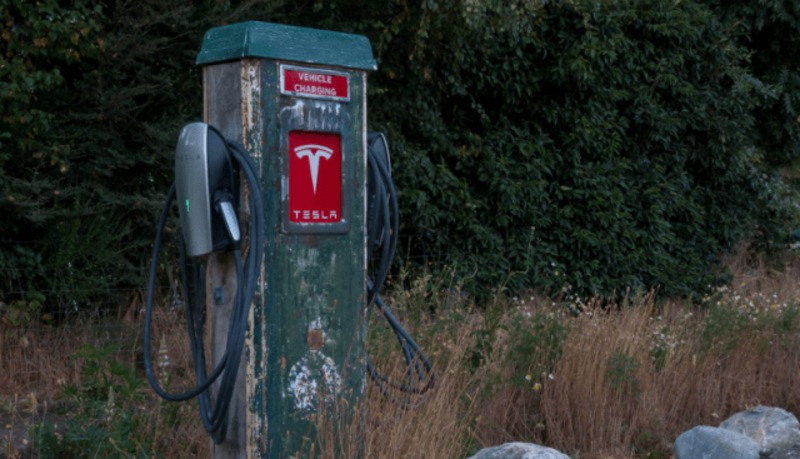 Старі бензоколонки почали переобладнувати в зарядки Tesla