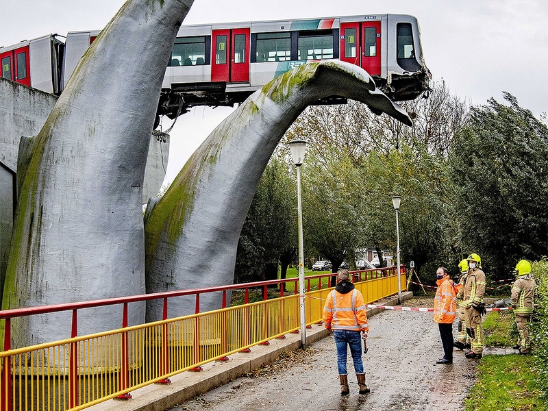 Аварія у Роттердамі: поїзд вилетів з мосту, але приземлився на скульптуру кита