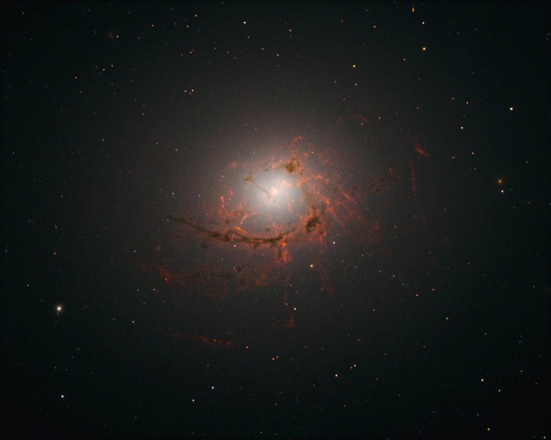 "Хаббл" зробив знімок найбільшої галактики