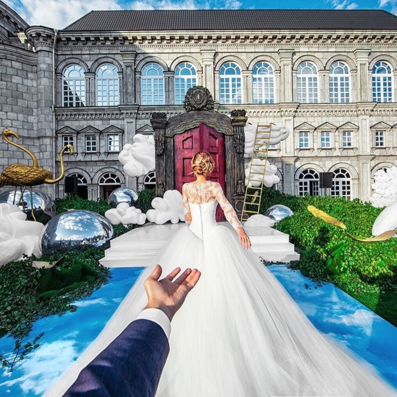 The Famous Hand-Holding Couple Got Married And The Photos Are Stunning