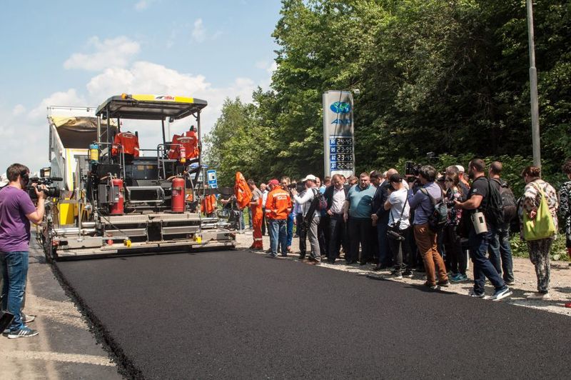 Скільки грошей на ремонт місцевих доріг витратили в Україні з початку року