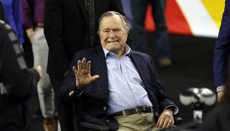 Буша-старшого звинуватили в сексуальних домаганнях