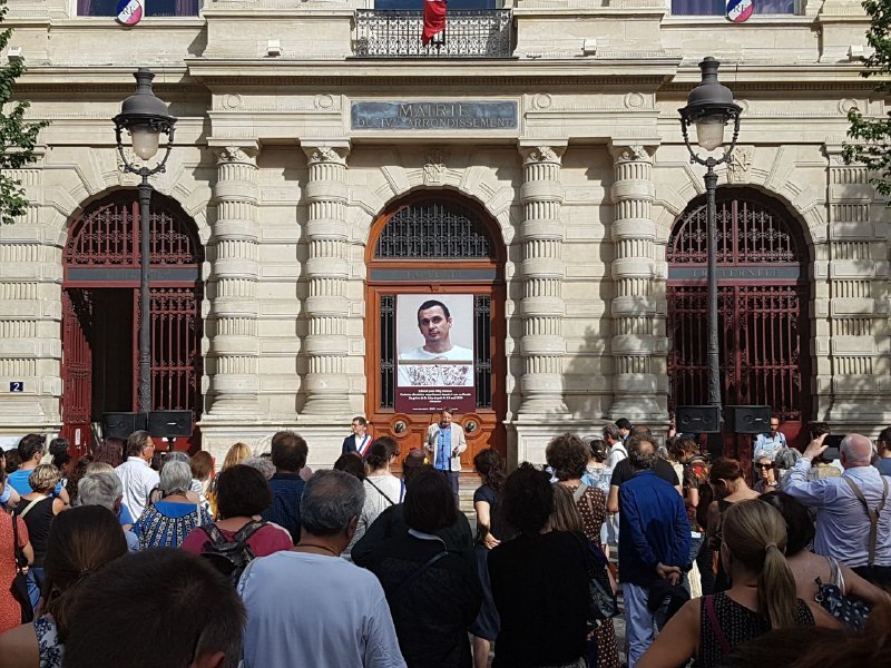 У Парижі на будівлі мерії розмістили фото Сенцова