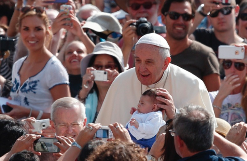 Папа Римський звернув увагу на участь батьків у вихованні дітей. Відео