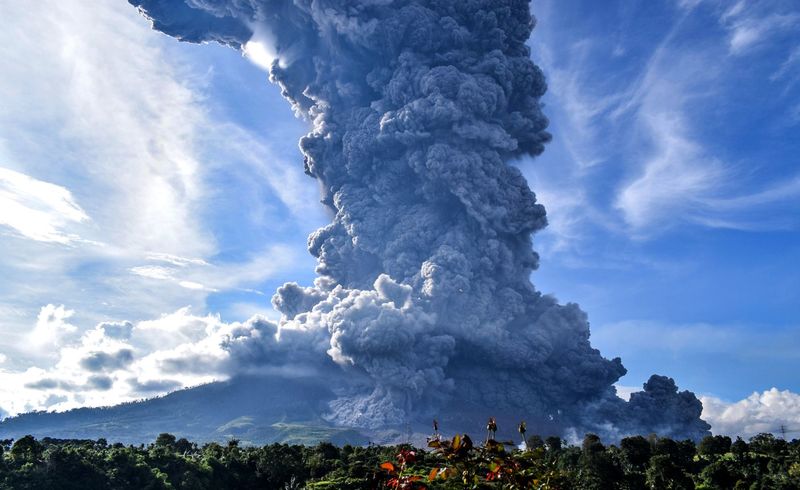 Вулкан в Індонезії вивергається увосьме за тиждень. Фото
