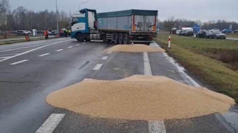 Посольство України у Польщі звернулося до поліції через інцидент з розсипаним зерном