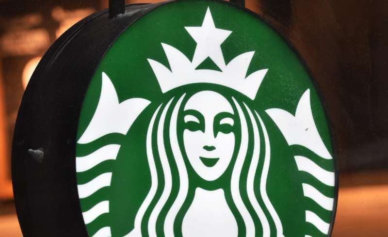 Starbucks заборонила працівникам носити атрибутику Black Lives Matter